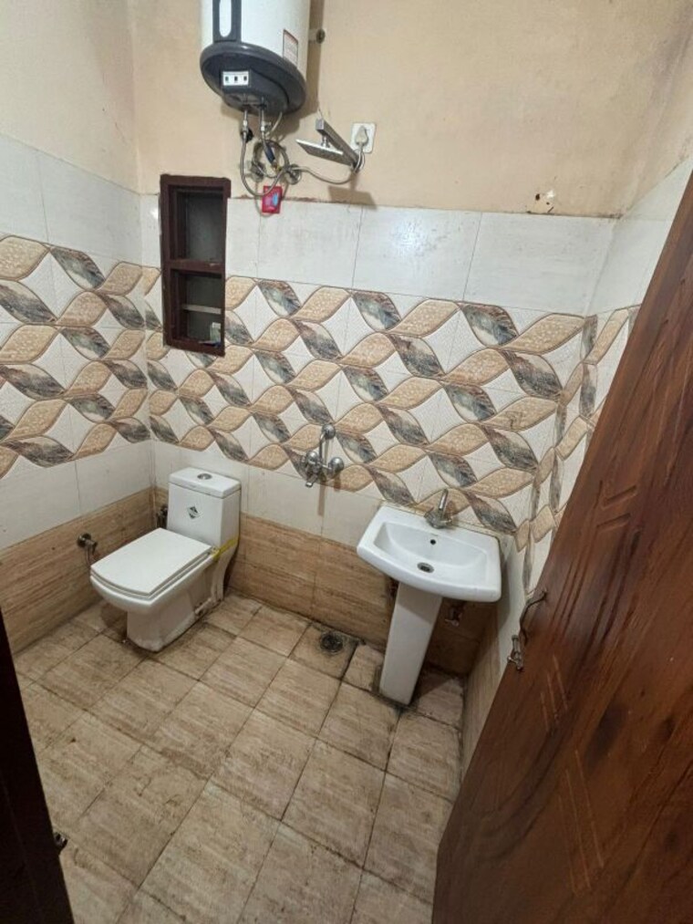 Bathroom, kharar mohali road 1 Bedroom 366 Sq.Ft. Apartment In Kharar Mohali Road Kharar 9964073