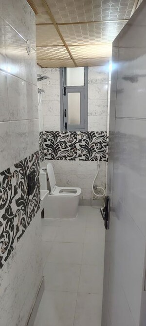 Bathroom in 1 BHK Builder Floor at Vaishali Sector 5 – for Rent