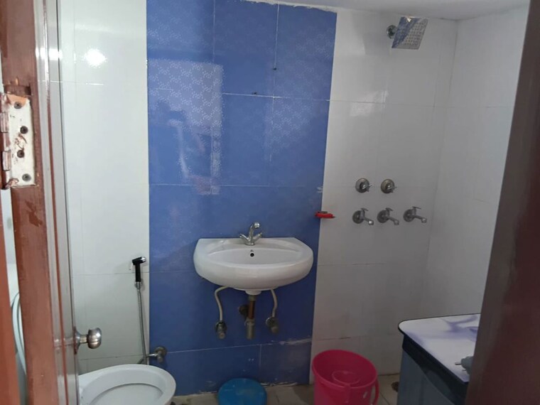 Bathroom, prem-satyam-swastik-apartment 3 Bedroom 1555 Sq.Ft. Apartment In Patiala Road Zirakpur 9964105