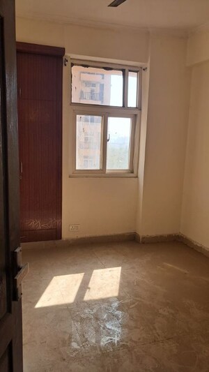 Room in 2.5 BHK Apartment at Amrapali Princely Estate, Sector 76 – for Sale
