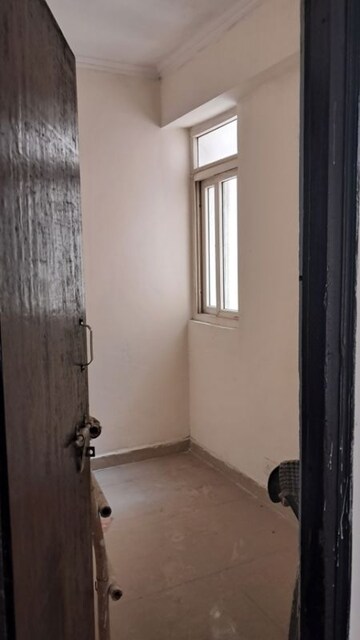 Room in 2.5 BHK Apartment at Amrapali Princely Estate, Sector 76 – for Sale