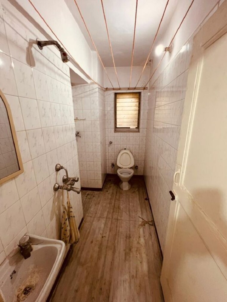 Bathroom, santacruz west 2 Bedroom 700 Sq.Ft. Apartment In Santacruz West Mumbai 9964115