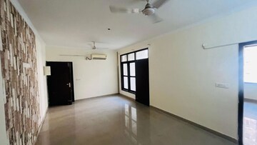 Room in 3 BHK Apartment at Green Valley Residencia, Ghazipur – for Sale
