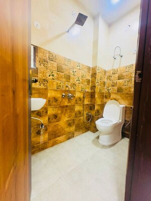 Attached Bathroom in 3 BHK Builder Floor at Dwarka Mor – for Rent