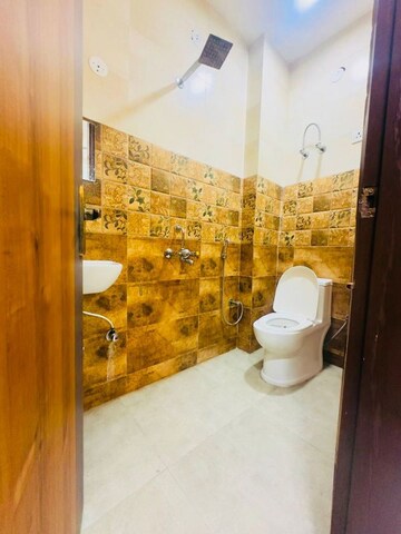 Attached Bathroom in 3 BHK Builder Floor at Dwarka Mor – for Rent