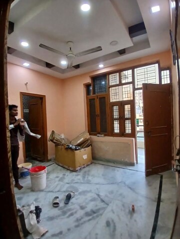 Living Room in 2.5 BHK Builder Floor at Spring Field, Sector 31 – for Rent