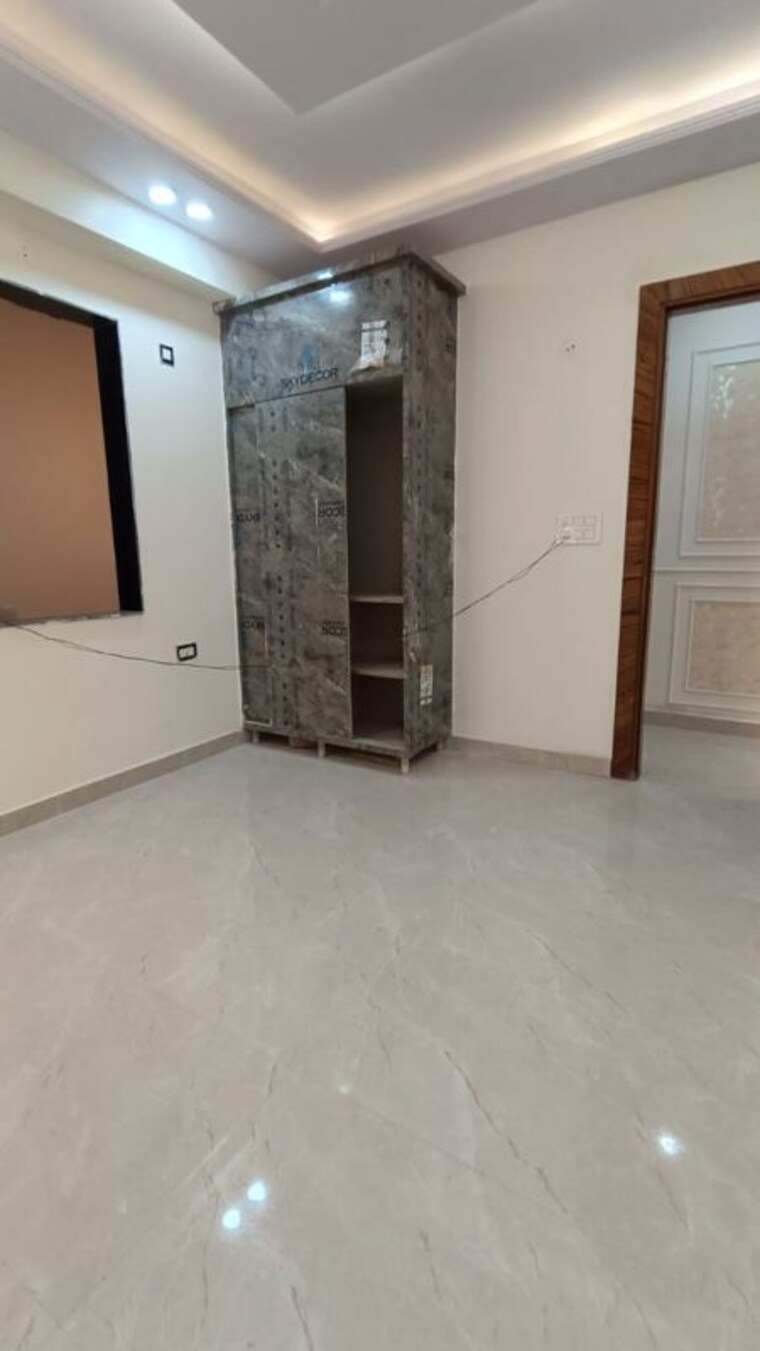 Room, sector 73 2 Bedroom 1100 Sq.Ft. Builder Floor In Sector 73 Noida 9964868