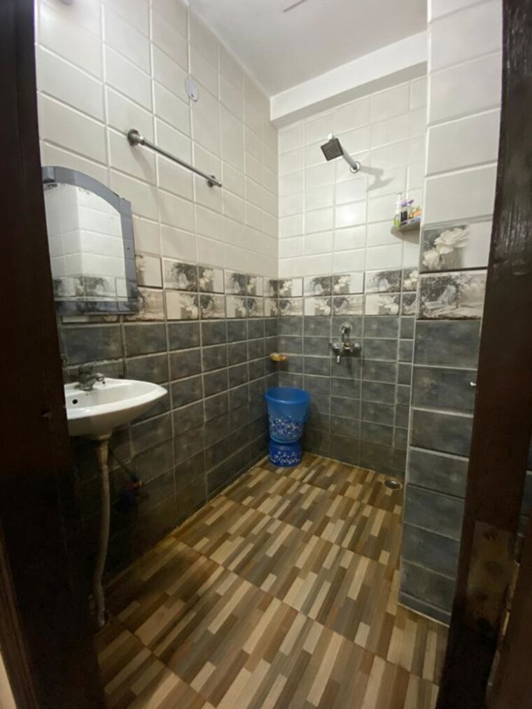 Bathroom, govindpuri 2 Bedroom 926 Sq.Ft. Builder Floor In Govindpuri Delhi 9964998