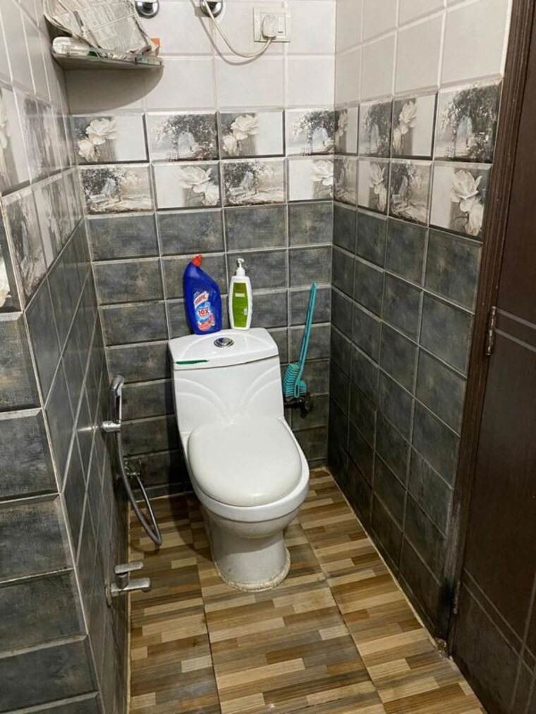 Bathroom, govindpuri 2 Bedroom 948 Sq.Ft. Builder Floor In Govindpuri Delhi 9965009
