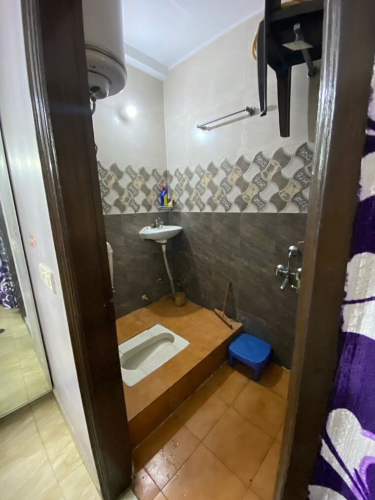 Bathroom, govindpuri 2 Bedroom 968 Sq.Ft. Builder Floor In Govindpuri Delhi 9965018