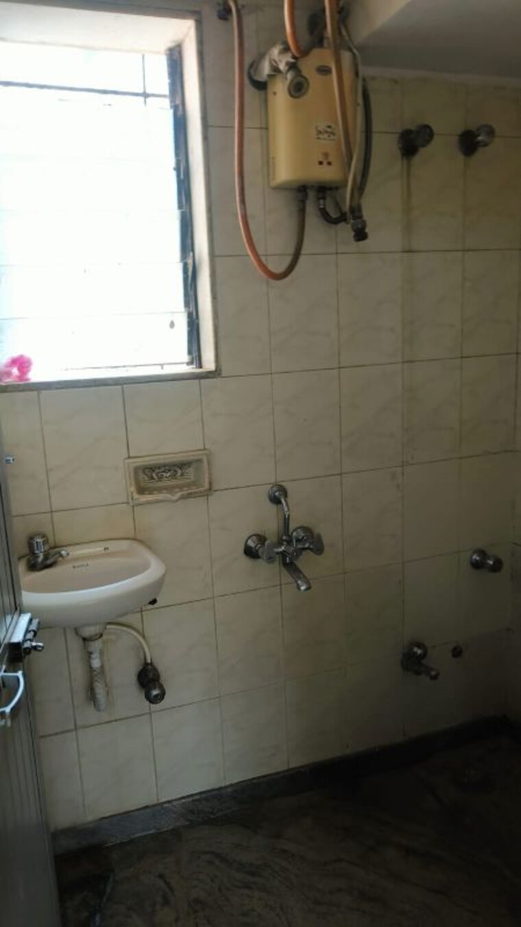 Bathroom, vakola 1 Bedroom 450 Sq.Ft. Apartment In Vakola Mumbai 9965184