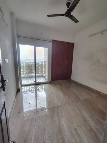 Room in 3 BHK Apartment at Migsun Vilaasa, Eta Ii Greater Noida – for Rent