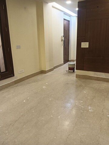 Room in 3 BHK Builder Floor at Panchsheel Enclave – for Rent