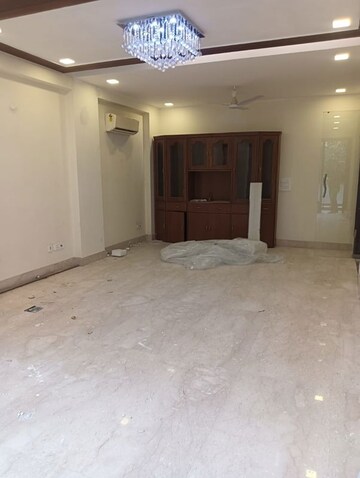 Room in 3 BHK Builder Floor at Panchsheel Enclave – for Rent