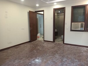 Room in 3 BHK Builder Floor at Panchsheel Enclave – for Rent