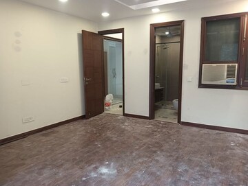 Room in 3 BHK Builder Floor at Panchsheel Enclave – for Rent