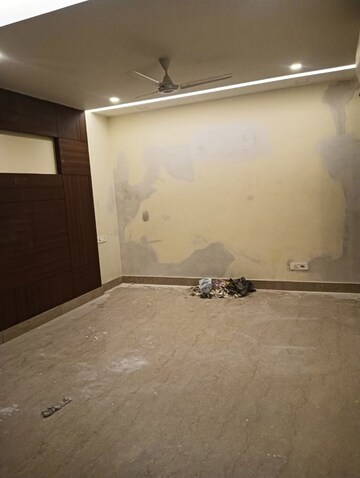 Room in 3 BHK Builder Floor at Panchsheel Enclave – for Rent