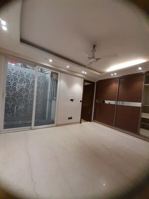 Room in 3 BHK Builder Floor at Safdarjung Enclave – for Rent