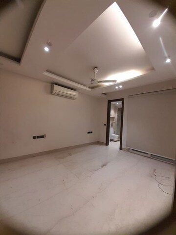 Room in 3 BHK Builder Floor at Safdarjung Enclave – for Rent