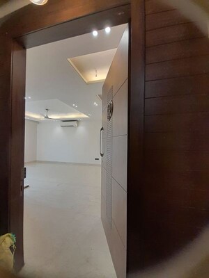 Bathroom in 3 BHK Builder Floor at Safdarjung Enclave – for Rent
