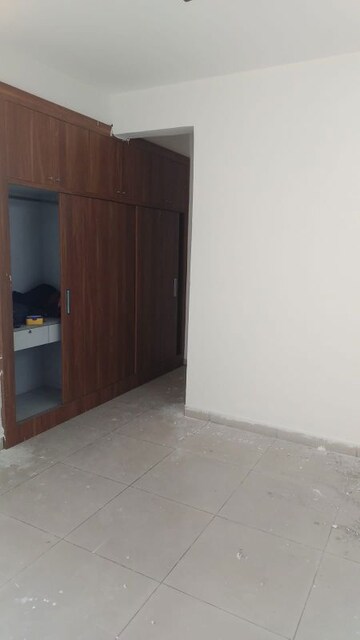 Room in 3 BHK Apartment at Panchsheel Greens II, Sector 16 Greater Noida – for Rent