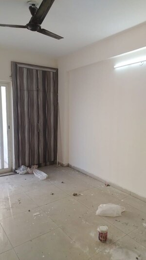 Room in 3 BHK Apartment at Panchsheel Greens II, Sector 16 Greater Noida – for Rent