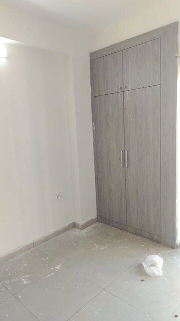 Room in 3 BHK Apartment at Panchsheel Greens II, Sector 16 Greater Noida – for Rent