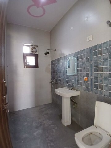 Bathroom in 3 BHK Builder Floor at SRS Tower, Sector 31 – for Rent