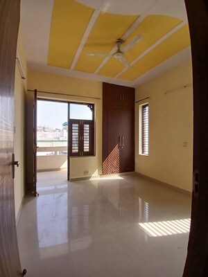 Room in 3 BHK Builder Floor at SRS Tower, Sector 31 – for Rent