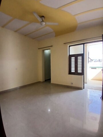 Room in 3 BHK Builder Floor at SRS Tower, Sector 31 – for Rent