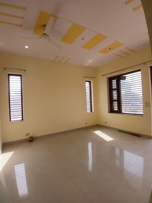 Room in 3 BHK Builder Floor at SRS Tower, Sector 31 – for Rent