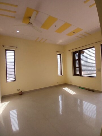 Room in 3 BHK Builder Floor at SRS Tower, Sector 31 – for Rent