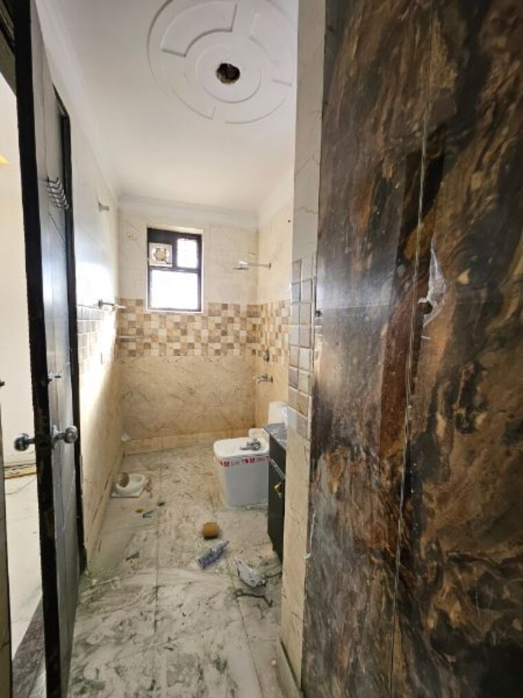 Bathroom, green fields colony 3 Bedroom 1800 Sq.Ft. Builder Floor In Green Fields Colony Faridabad 9966632