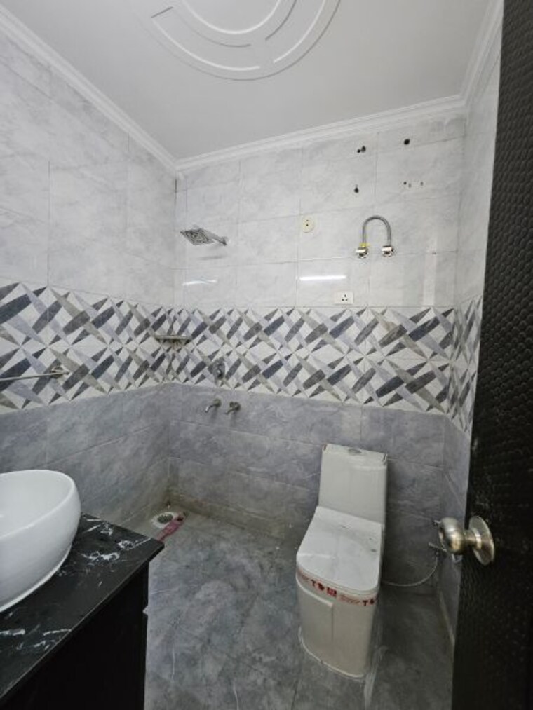 Bathroom, green fields colony 3 Bedroom 1800 Sq.Ft. Builder Floor In Green Fields Colony Faridabad 9966632