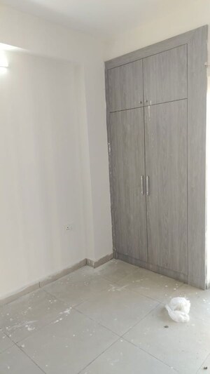 Room in 3 BHK Apartment at Panchsheel Greens II, Sector 16 Greater Noida – for Rent