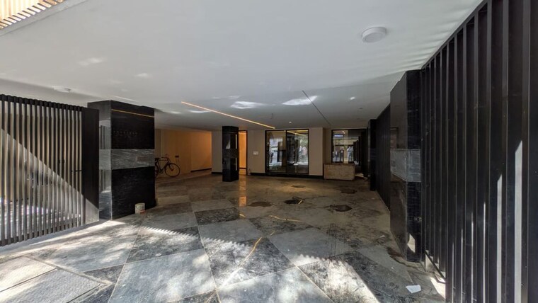  Parking, defence colony 3 Bedroom 325 Sq.Yd. Builder Floor In Defence Colony Delhi 9966811
