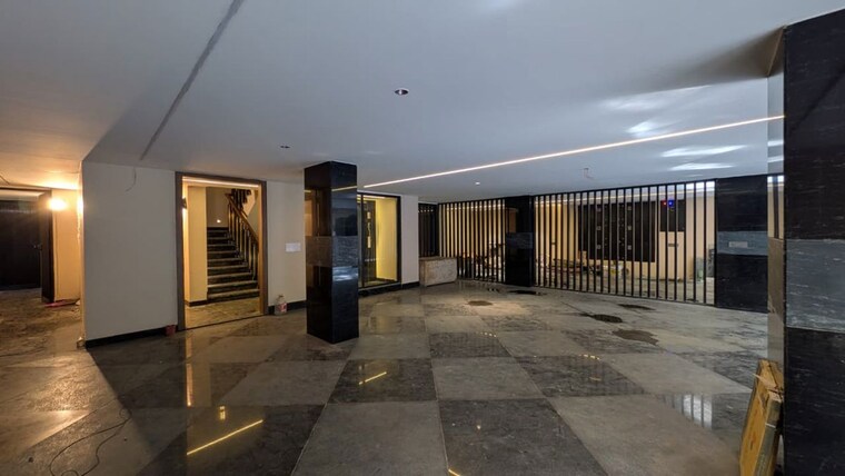  Parking, defence colony 3 Bedroom 325 Sq.Yd. Builder Floor In Defence Colony Delhi 9966811