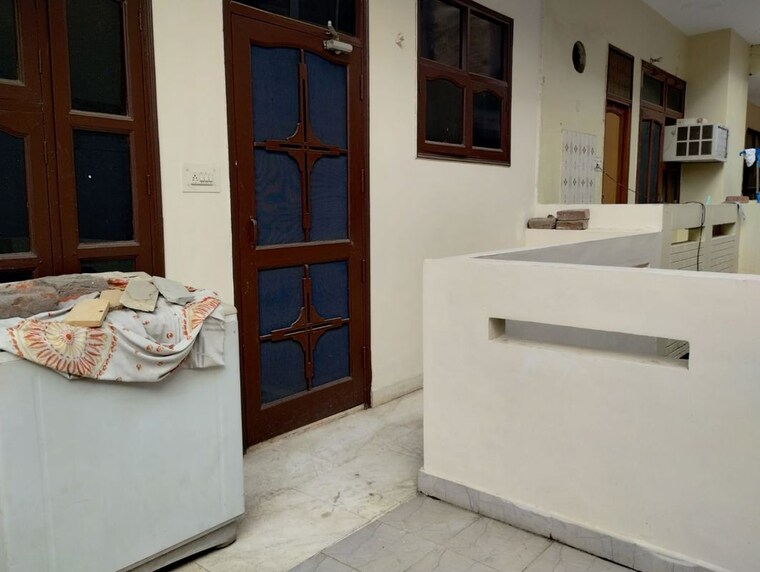 Room, sector 7 2 Bedroom 100 Sq.Yd. Independent House In Sector 7 Gurgaon 9966804