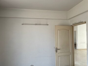 Room in 3.5 BHK Apartment at Bestech Park View Spa Next, Sector 67 – for Rent