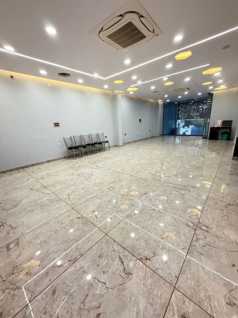  Parking, gomti nagar Commercial Showroom 1000 Sq.Ft. In Gomti Nagar Lucknow 9967031