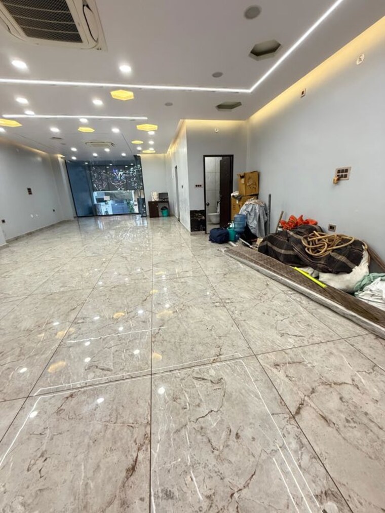  Parking, gomti nagar Commercial Showroom 1000 Sq.Ft. In Gomti Nagar Lucknow 9967031
