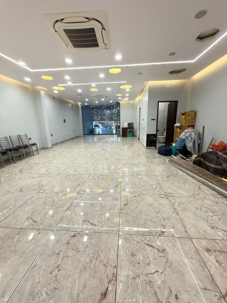  Parking, gomti nagar Commercial Showroom 1000 Sq.Ft. In Gomti Nagar Lucknow 9967031