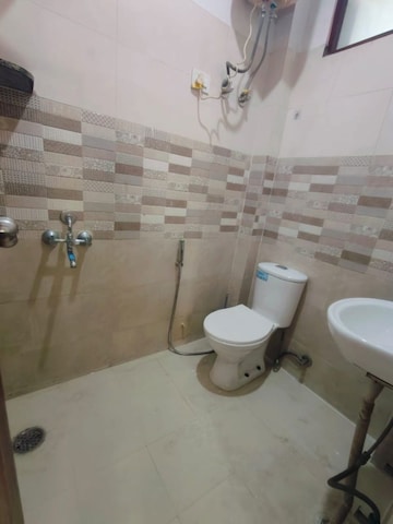 Bathroom in 1.5 BHK Builder Floor at Minarch Tower, Sector 44 – for Rent