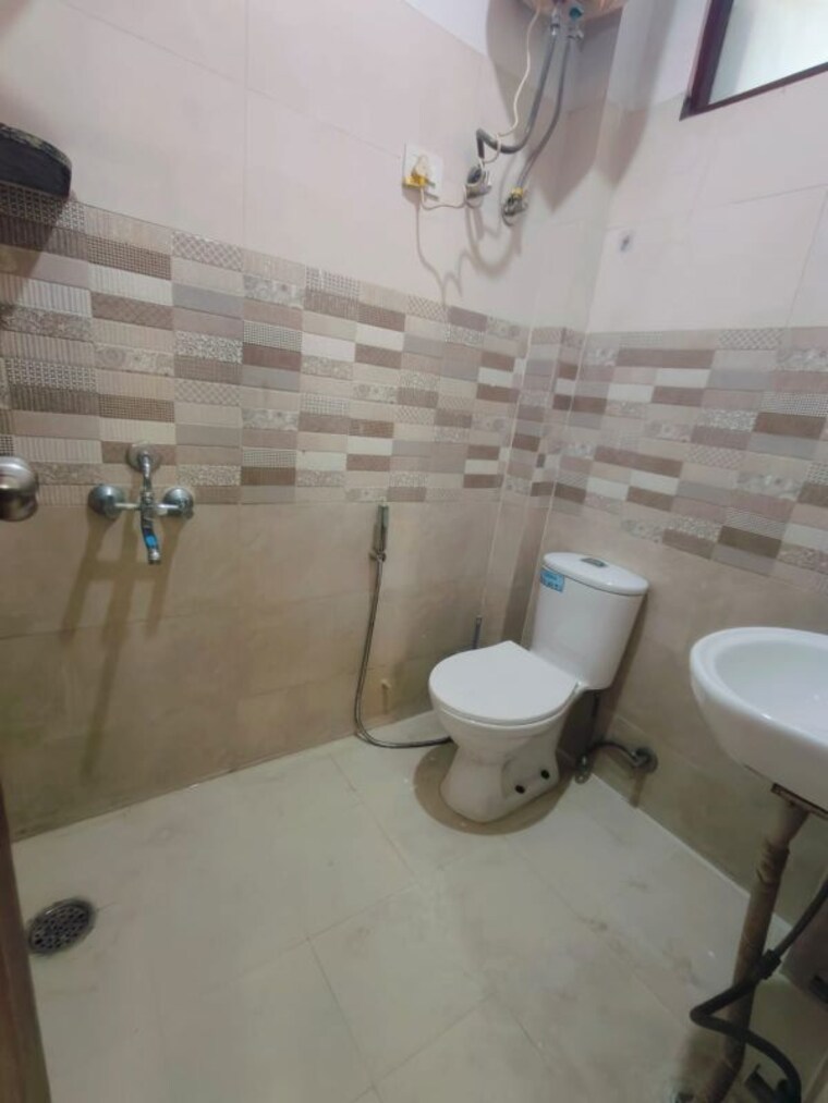 Bathroom, minarch-tower 1.5 Bedroom 650 Sq.Ft. Builder Floor In Sector 44 Gurgaon 9967112