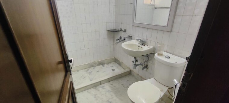 Bathroom, hauz khas 3 Bedroom 200 Sq.Yd. Apartment In Hauz Khas Delhi 9967329