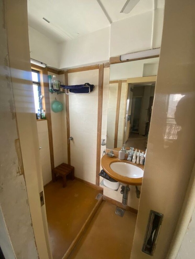 Bathroom, khar west 3.5 Bedroom 1100 Sq.Ft. Apartment In Khar West Mumbai 9967437