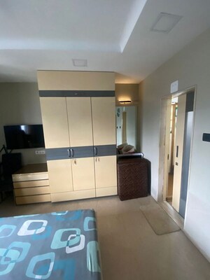 Bedroom in 3.5 BHK Apartment at Khar West – for Rent