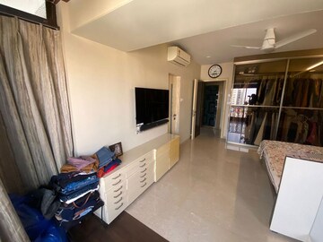 Bedroom in 3.5 BHK Apartment at Khar West – for Rent