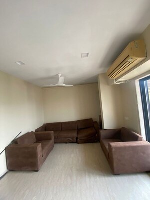 Living Room in 3.5 BHK Apartment at Khar West – for Rent