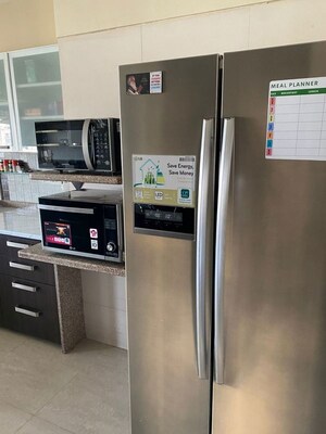 Furnished Amenities in 3.5 BHK Apartment at Khar West – for Rent